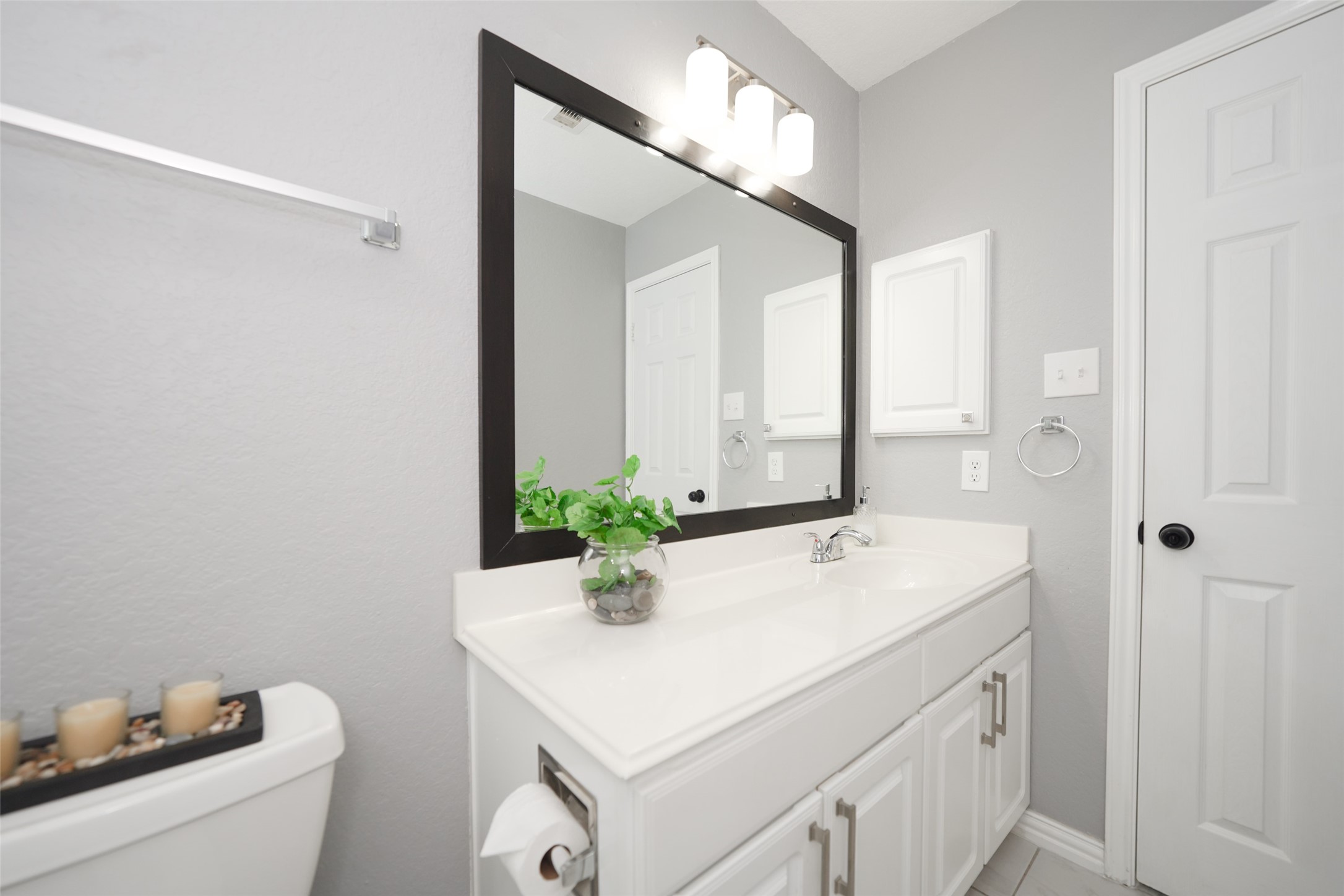 10606 Ince Lane Houston, TX 77040 - Photo 32 of 43 Guest Bath