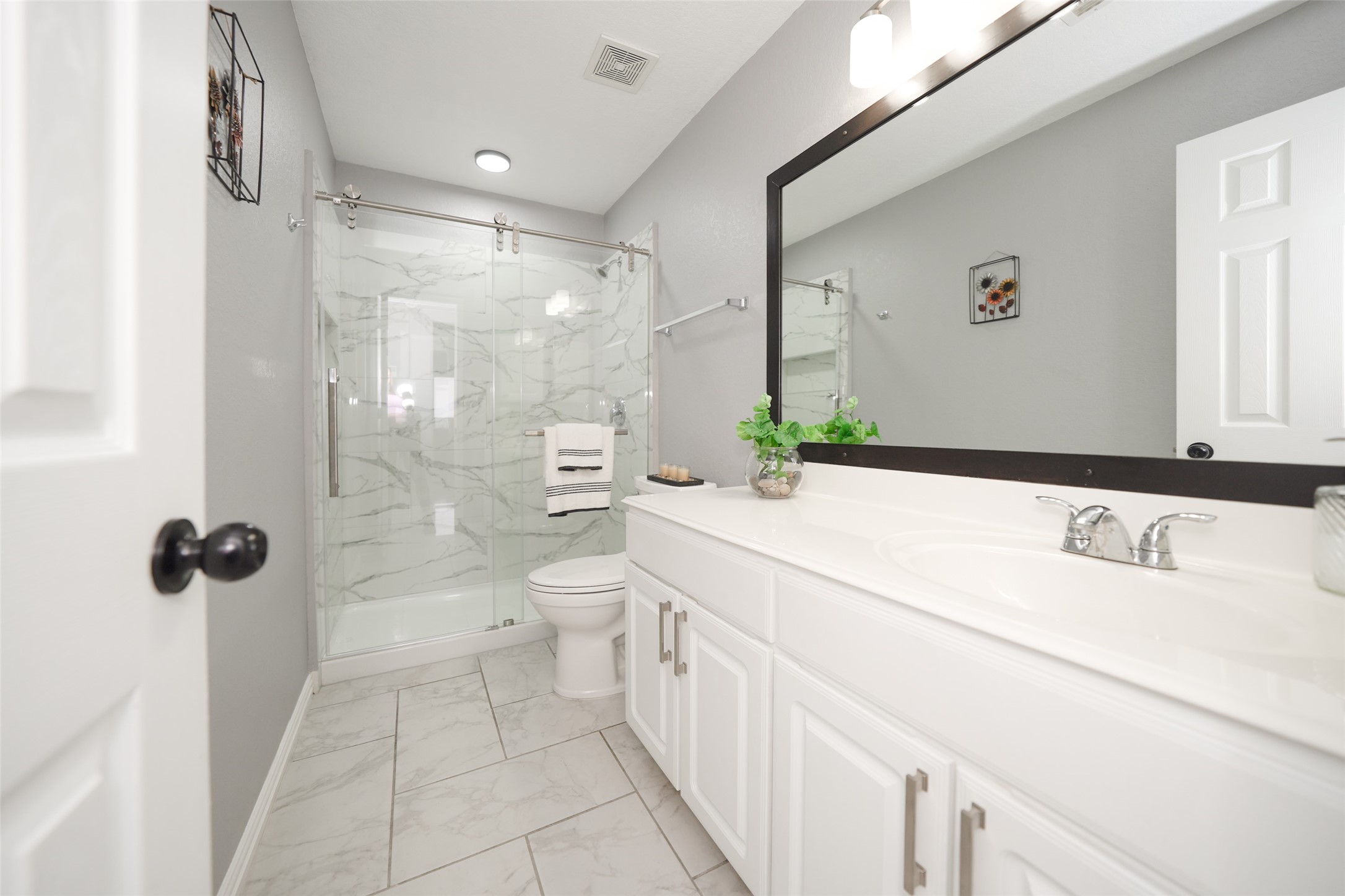 10606 Ince Lane Houston, TX 77040 - Photo 34 of 43 Guest Bath