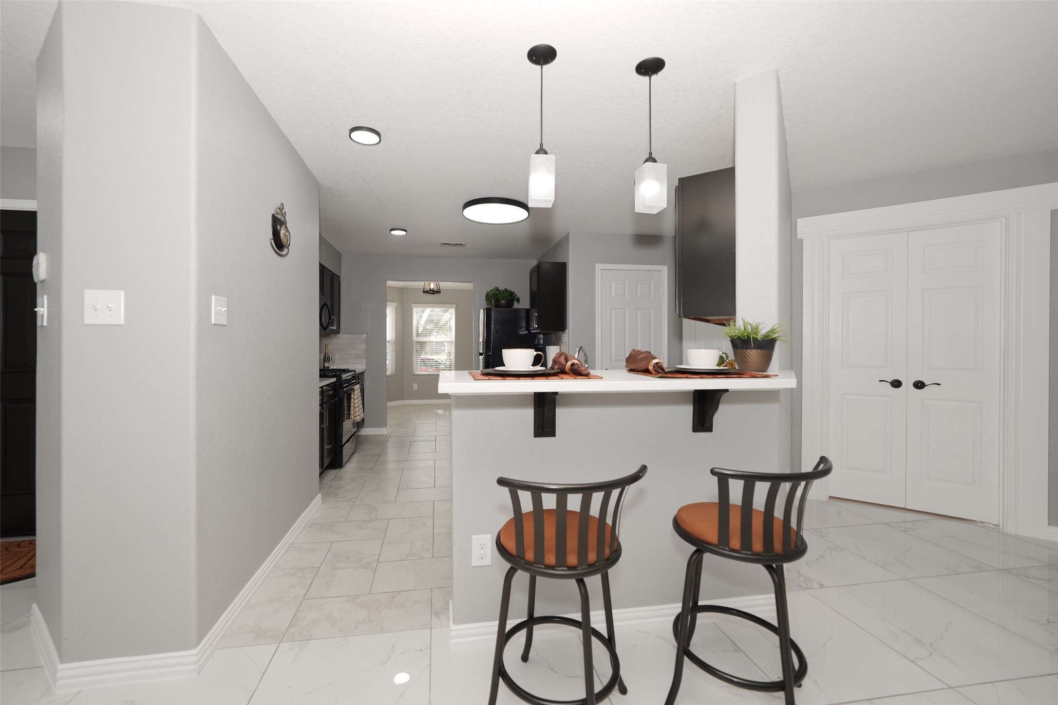 10606 Ince Lane Houston, TX 77040 - Photo 10 of 43 Kitchen Bar