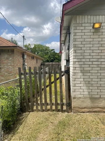 a view of a back yard