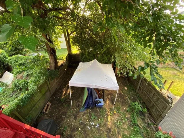 a view of a backyard