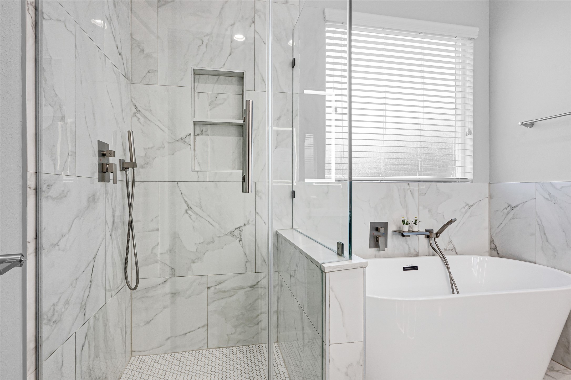 10021 Alfred Lane, Unit A Houston, TX 77041 - Photo 19 of 29 a bathroom with a bathtub and a shower
