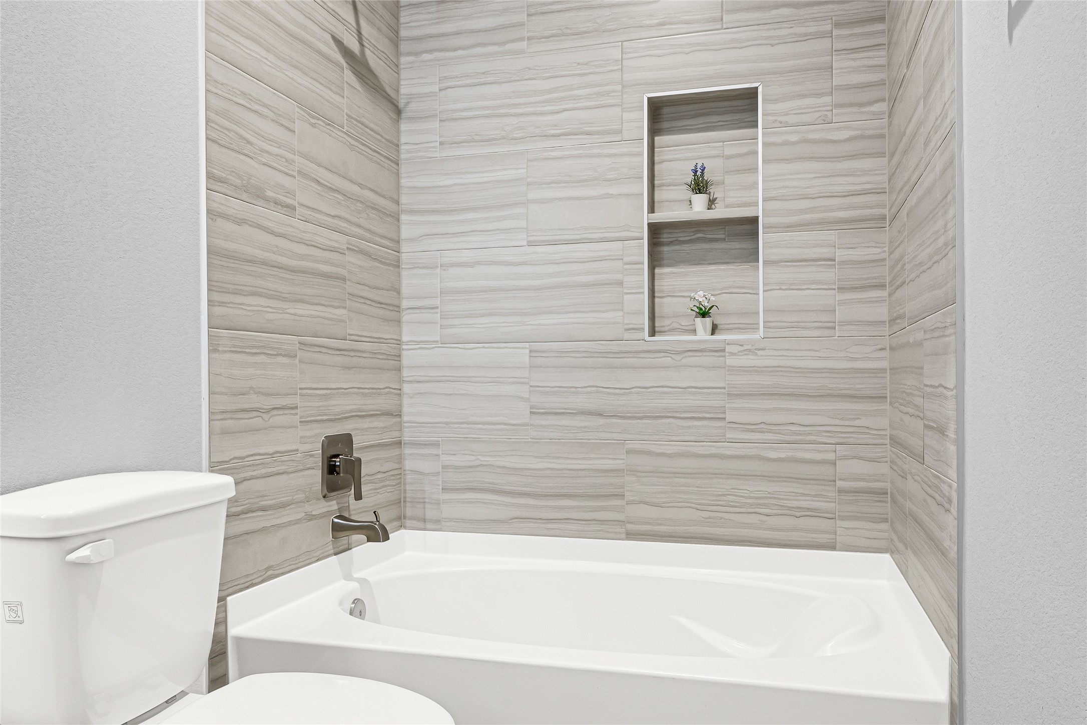 10021 Alfred Lane, Unit A Houston, TX 77041 - Photo 24 of 29 a bathroom with a bathtub and a toilet