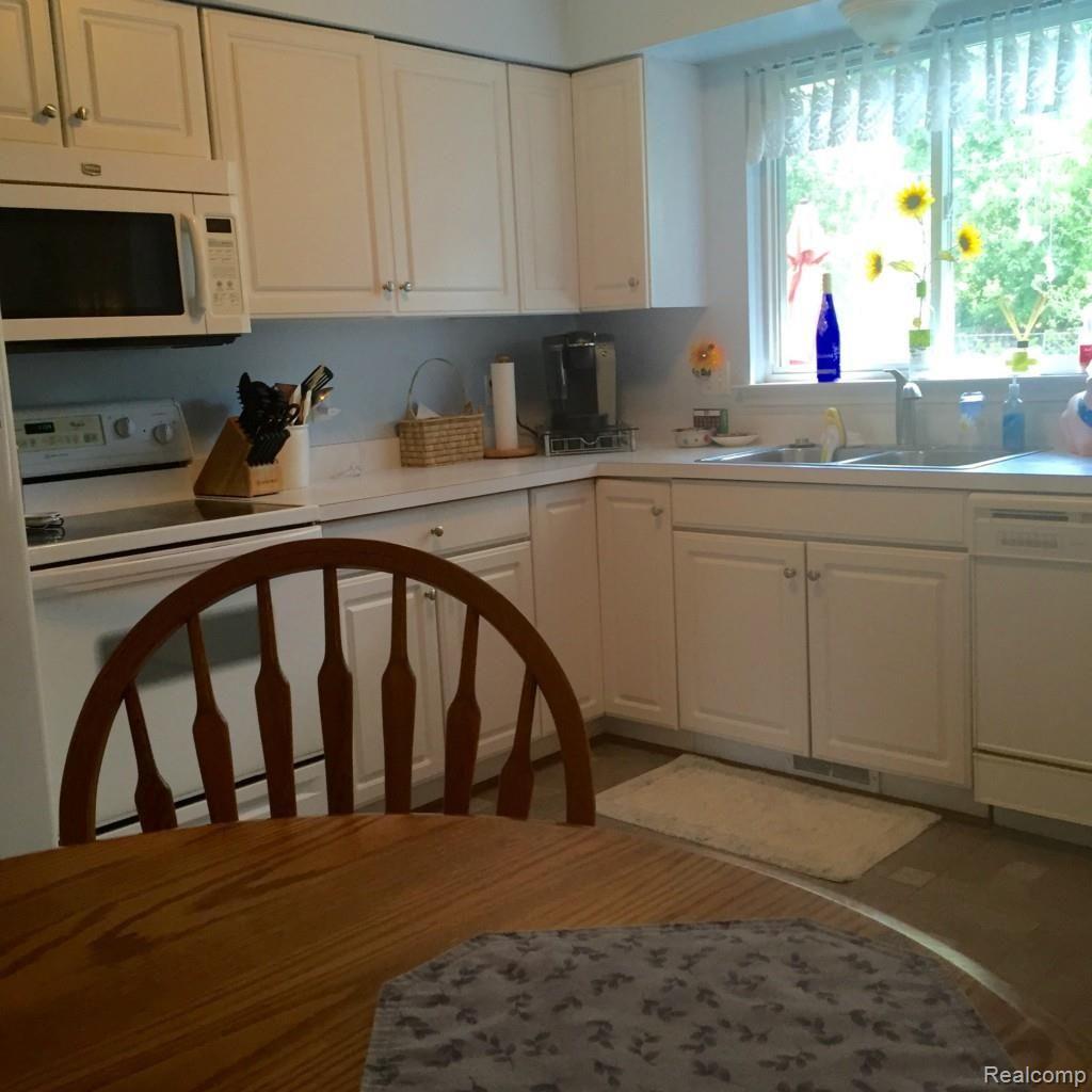 15134 Merriman Road Livonia, MI 48154 - Photo 10 of 34 KITCHEN