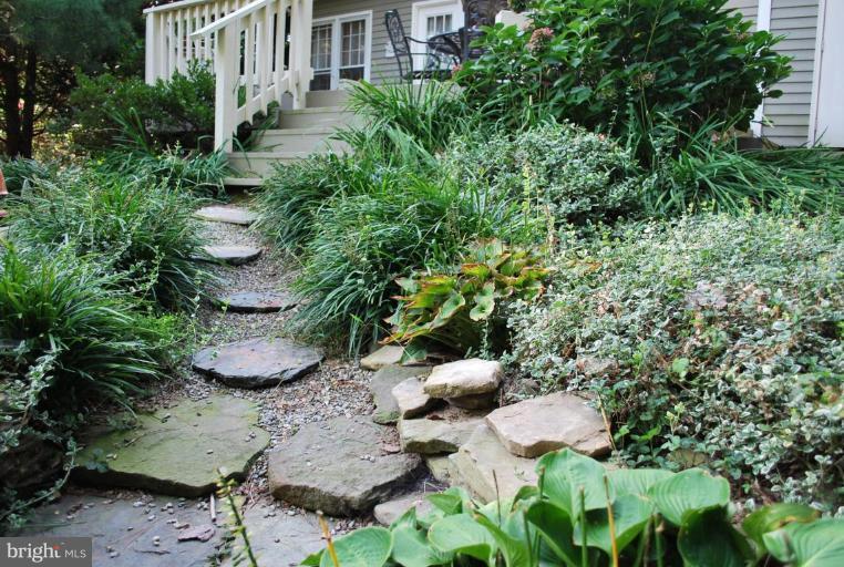 2083 Cobblestone Lane Reston, VA 20191 - Photo 4 of 30 Back yard