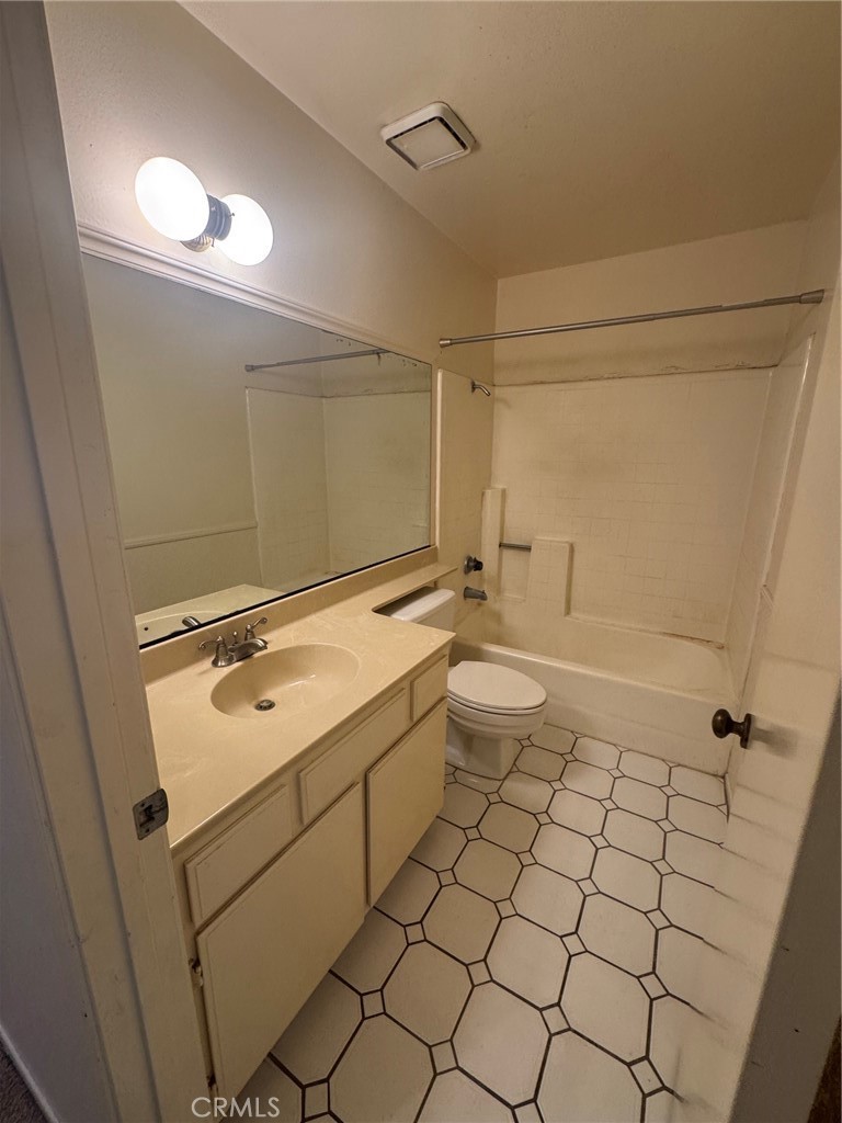 8939 Gallatin Road, Unit 16 Pico Rivera, CA 90660 - Photo 9 of 17 BATHROOM