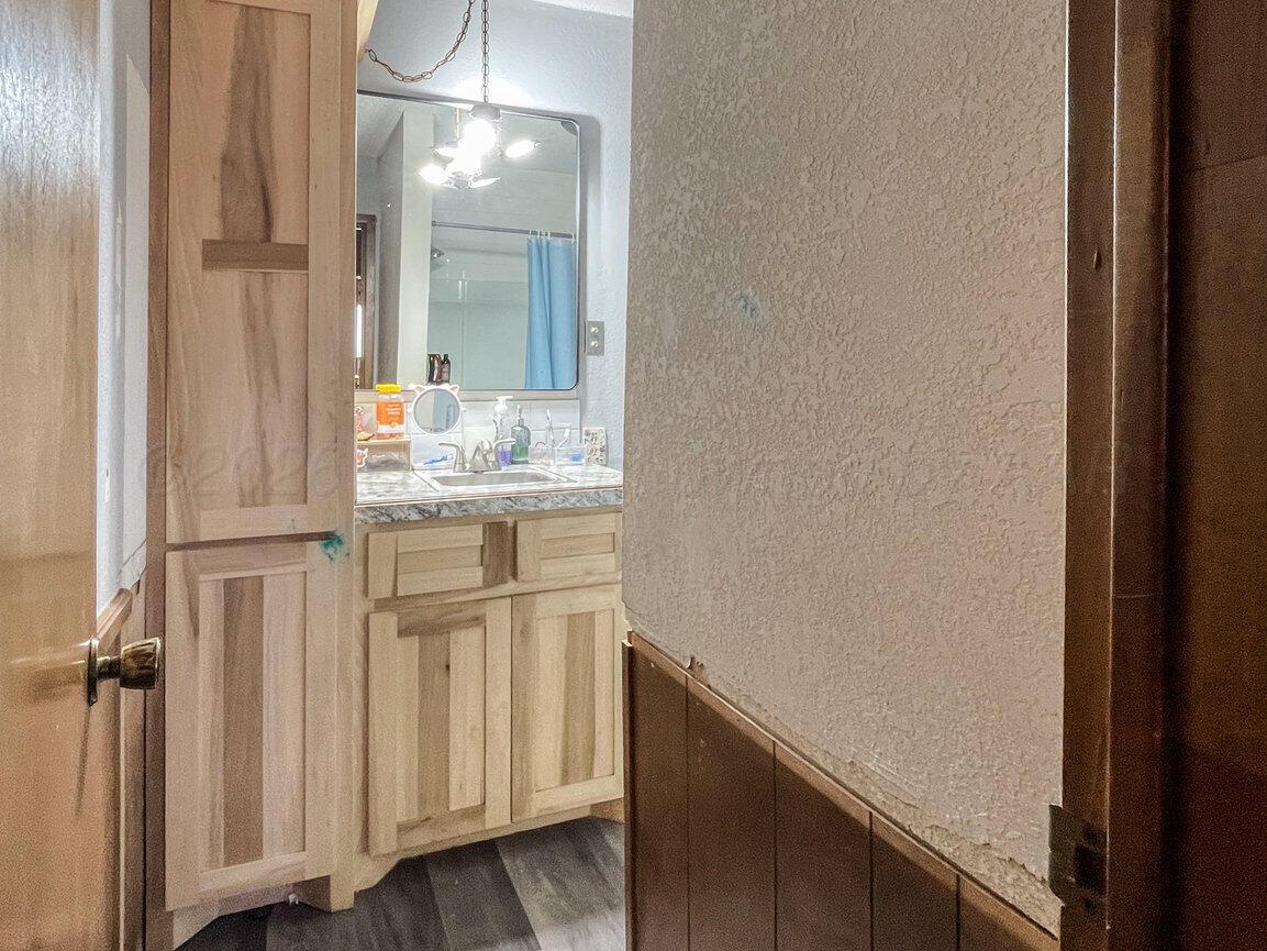 693 County Road 24 Muleshoe, TX 79347 - Photo 33 of 98 Main Bathroom