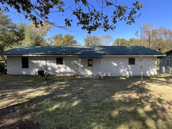 a view of a house with backyard