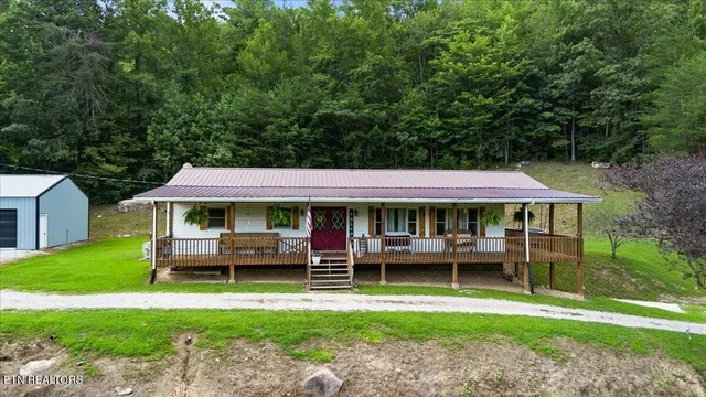 $424,700 | 1976 Smokey Creek Road, Huntsville, TN 37756