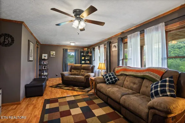 $424,700 | 1976 Smokey Creek Road, Huntsville, TN 37756