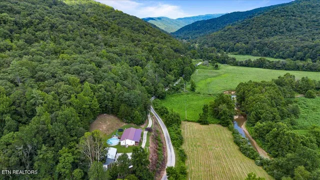 $424,700 | 1976 Smokey Creek Road, Huntsville, TN 37756