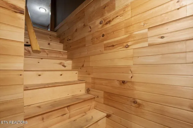 $424,700 | 1976 Smokey Creek Road, Huntsville, TN 37756