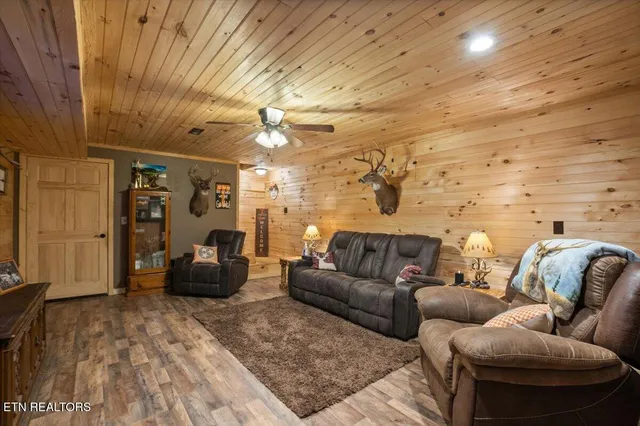 $424,700 | 1976 Smokey Creek Road, Huntsville, TN 37756