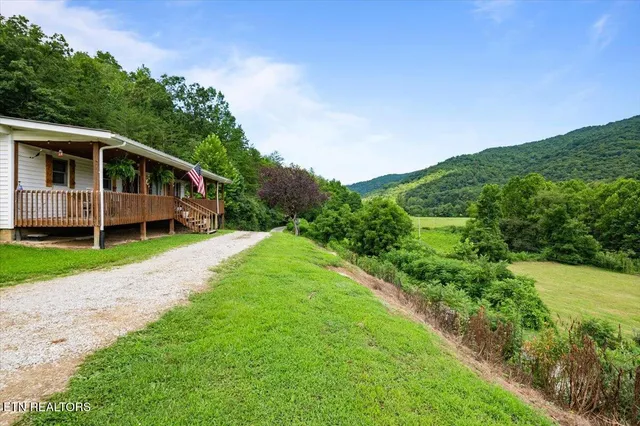 $424,700 | 1976 Smokey Creek Road, Huntsville, TN 37756