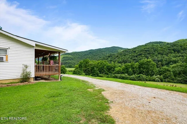$424,700 | 1976 Smokey Creek Road, Huntsville, TN 37756