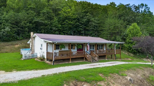 $424,700 | 1976 Smokey Creek Road, Huntsville, TN 37756