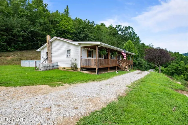 $424,700 | 1976 Smokey Creek Road, Huntsville, TN 37756