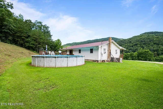 $424,700 | 1976 Smokey Creek Road, Huntsville, TN 37756