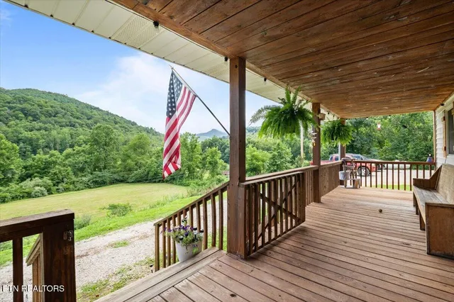 $424,700 | 1976 Smokey Creek Road, Huntsville, TN 37756