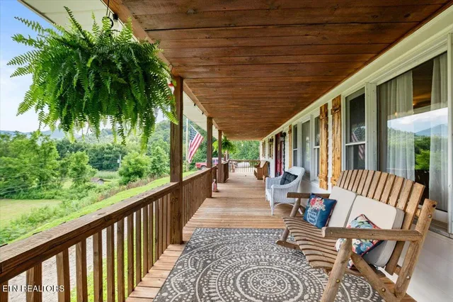 $424,700 | 1976 Smokey Creek Road, Huntsville, TN 37756