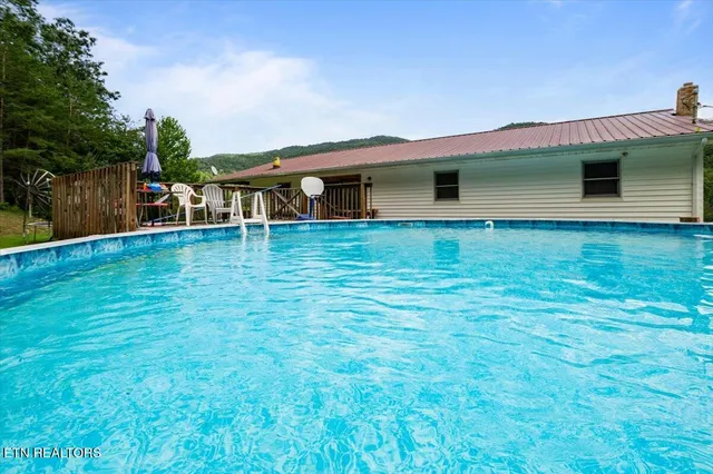 $424,700 | 1976 Smokey Creek Road, Huntsville, TN 37756