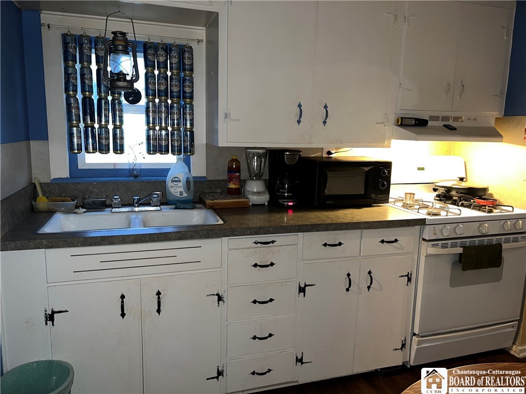 104 King Street Dunkirk City, NY 14048 - Photo 10 of 12 Upstairs Unit Kitchen