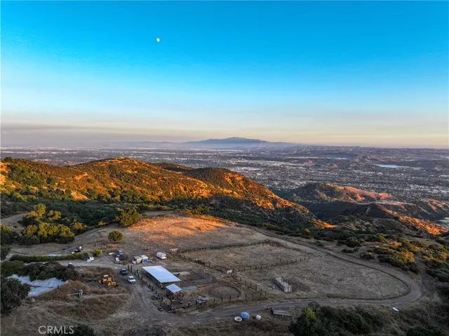 a view of a dry yard