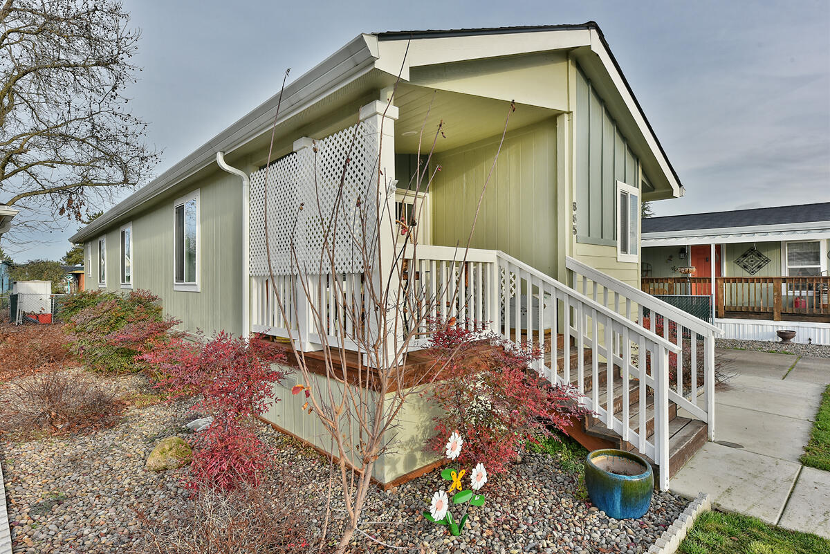 865 Carol Rae Medford, OR 97501 - Photo 5 of 31 DSC_6835