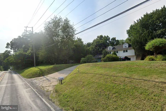 a view of a yard with basketball court