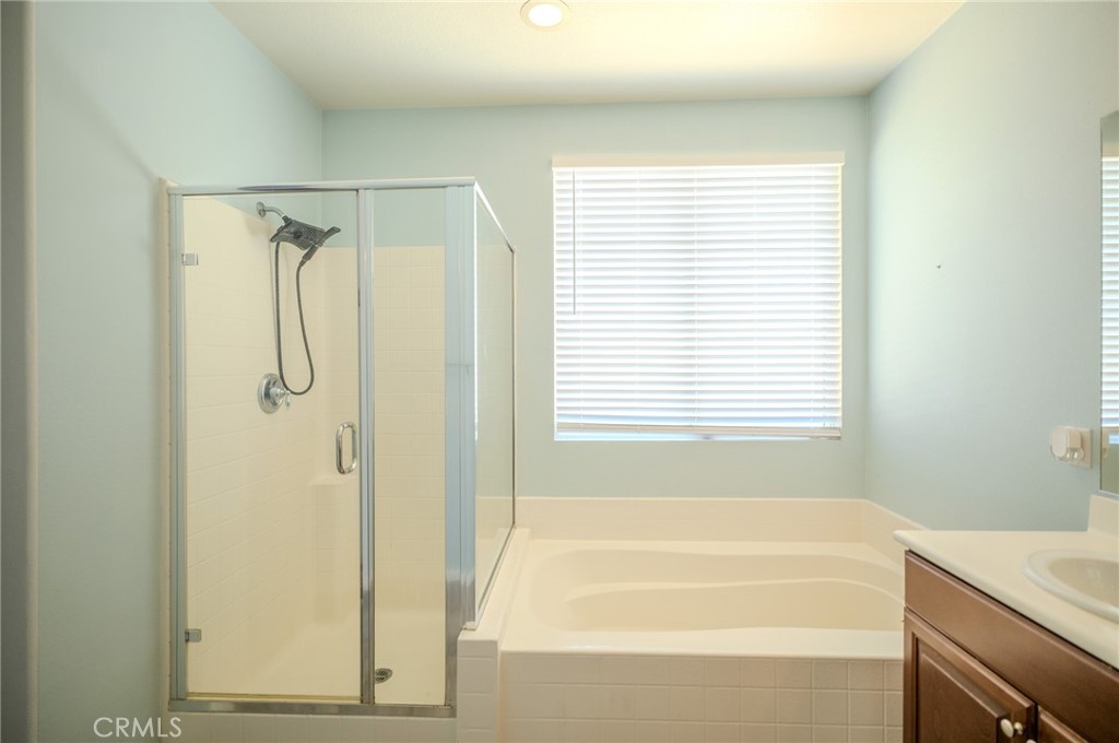 1895 Silver Drop Lane Hemet, CA 92545 - Photo 41 of 50 Primary bathroom