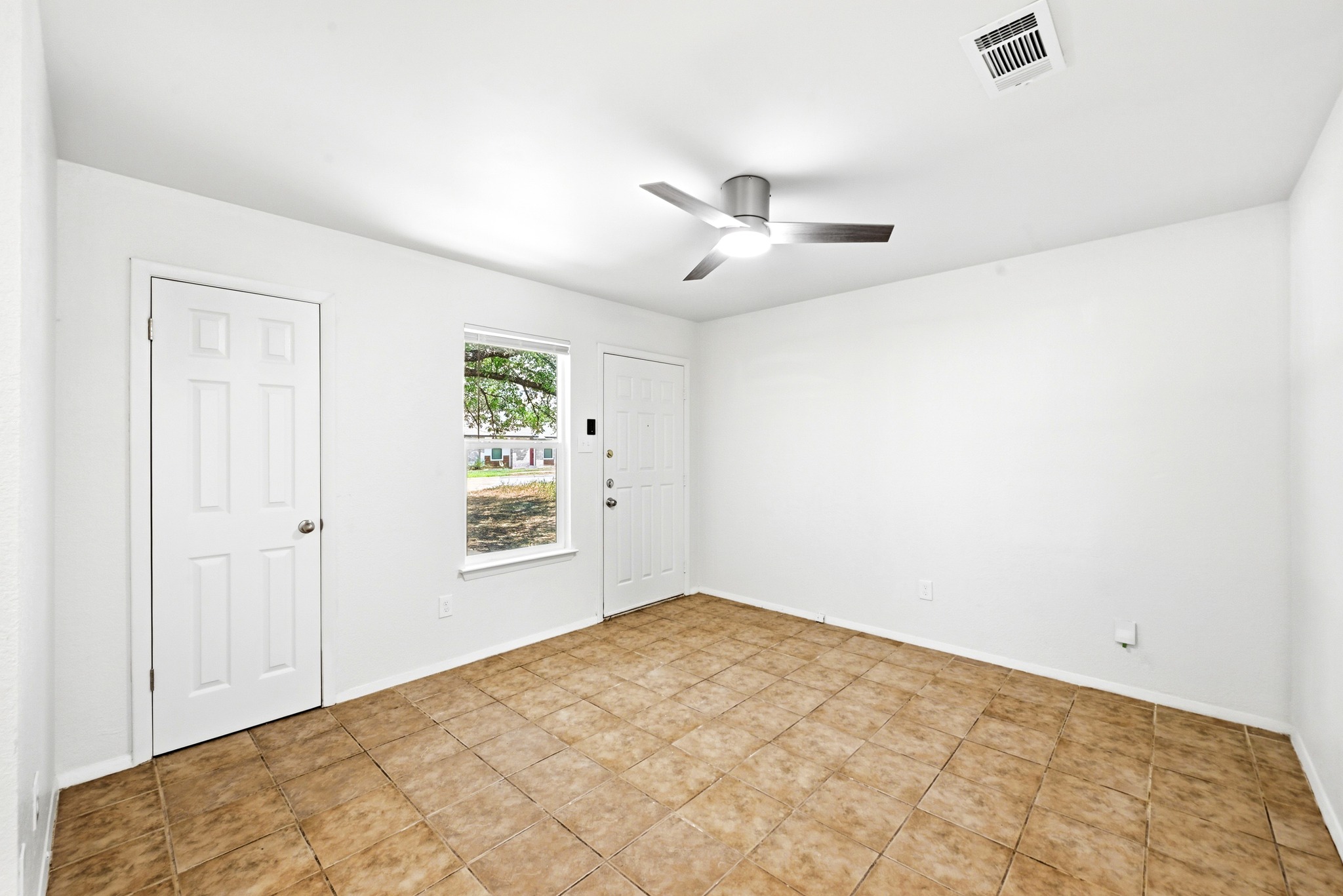910 Bret Lane, Unit A Austin, TX 78721 - Photo 4 of 35 Gallery Image 4