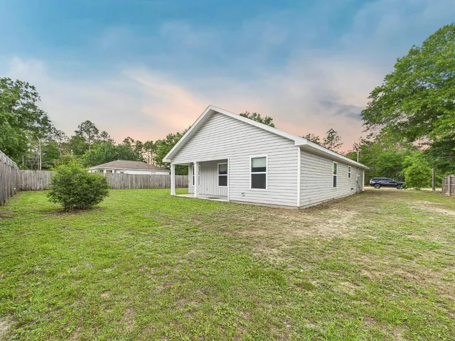 a view of a backyard