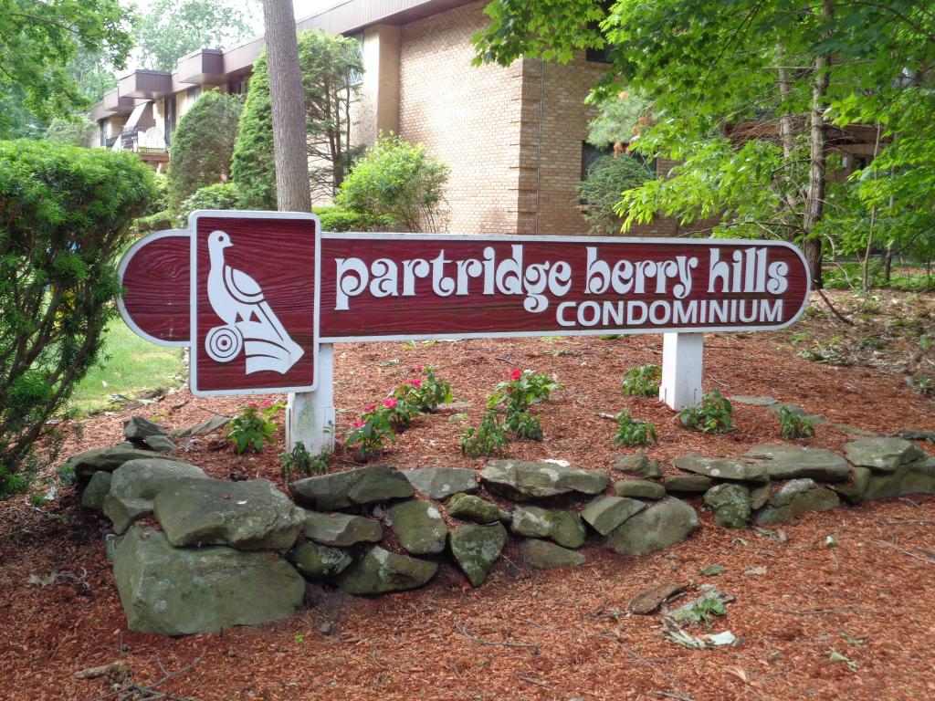 2 Strawberry Bank Road, Unit 18 Nashua, NH 03062 - Photo 2 of 14