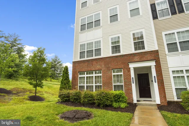 a view of a house with backyard and garden