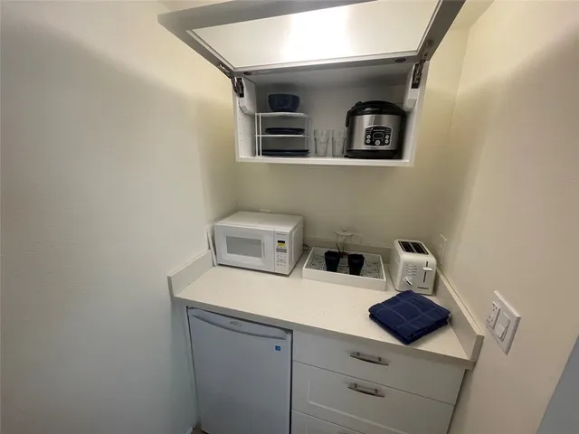 $1,300 | 779 North Sequoia Lane, Azusa, CA 91702