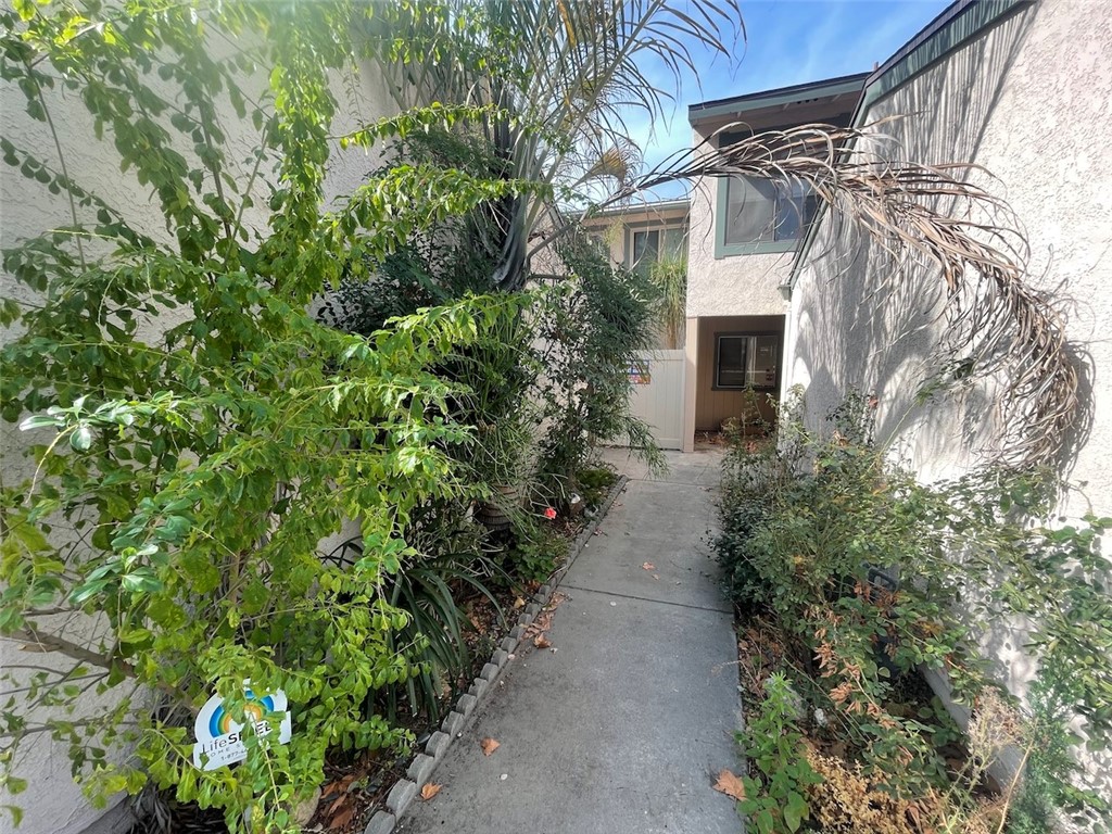 779 North Sequoia Lane Azusa, CA 91702 - Photo 2 of 20