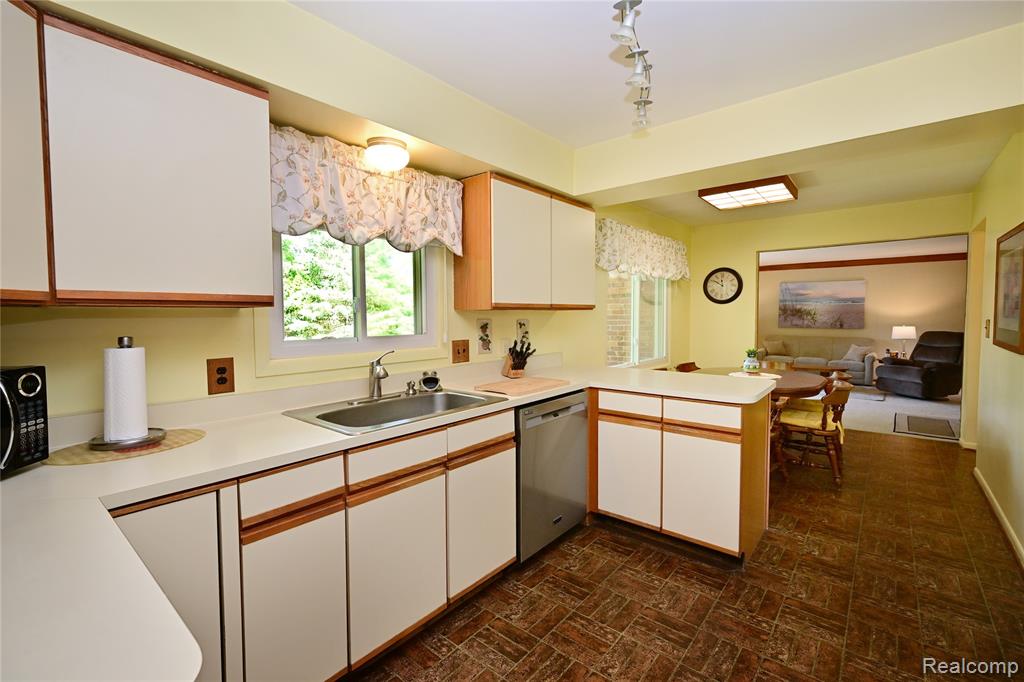 5888 Pentland Road Bloomfield Hills, MI 48301 - Photo 13 of 41