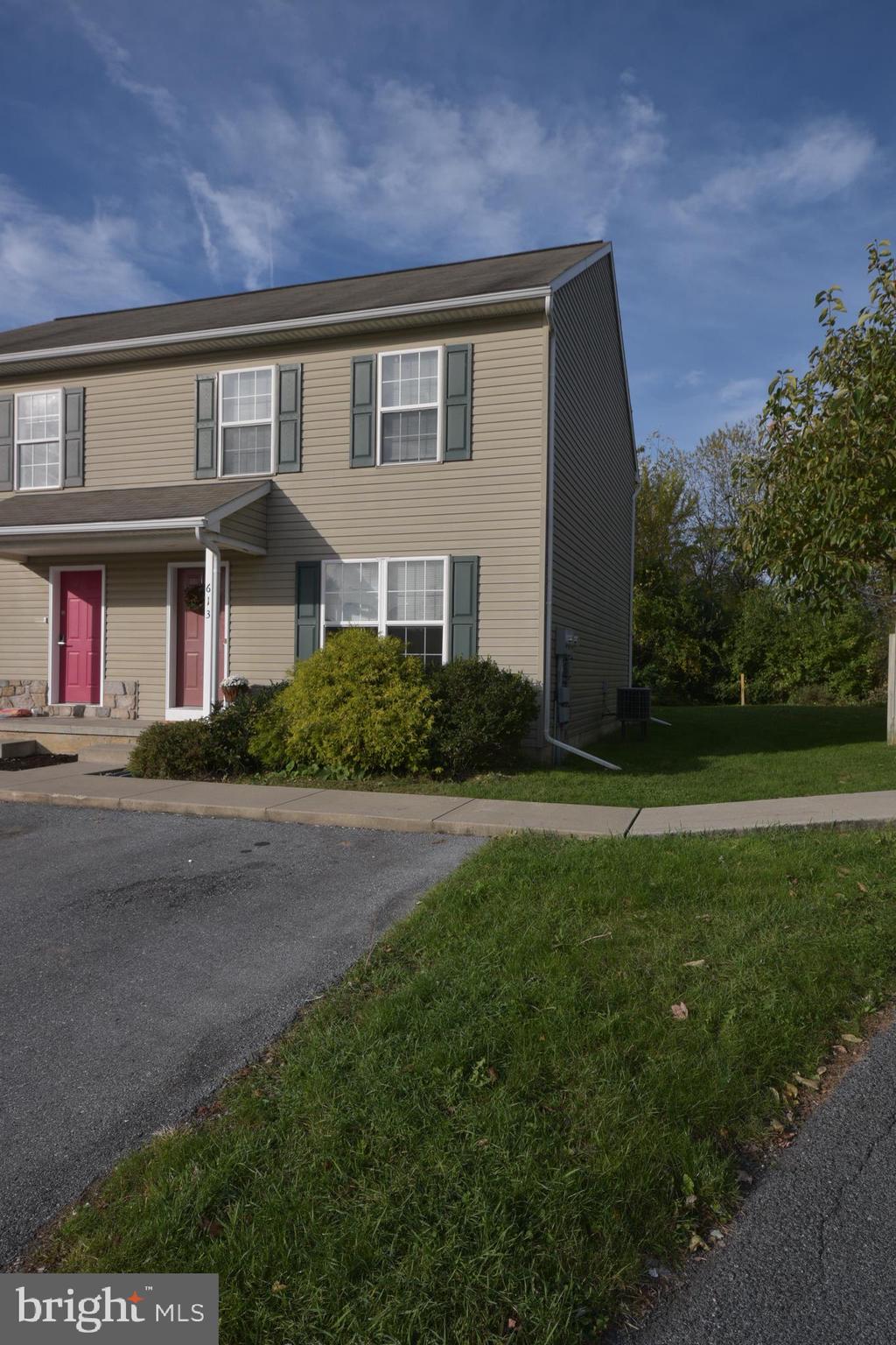 613 Deerbrush Gardens Lititz, PA 17543 - Photo 4 of 25