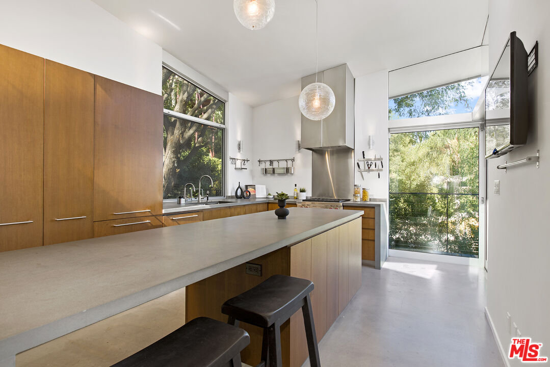 7312 Caverna Drive Los Angeles, CA 90068 - Photo 3 of 53