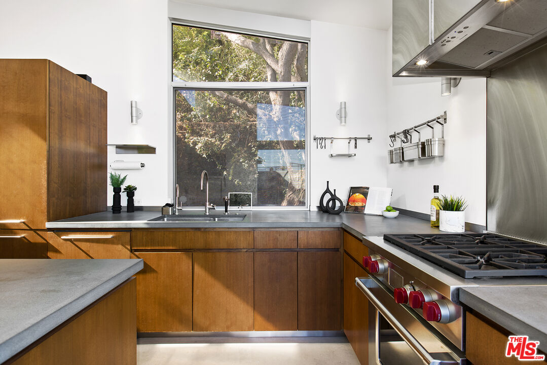 7312 Caverna Drive Los Angeles, CA 90068 - Photo 4 of 53