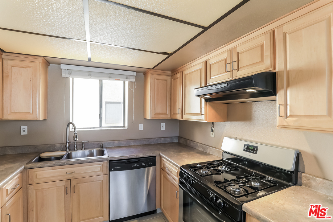 1701 Scott Road, Unit 111 Burbank, CA 91504 - Photo 11 of 24