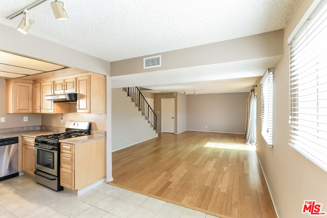 1701 Scott Road, Unit 111 Burbank, CA 91504 - Photo 9 of 24