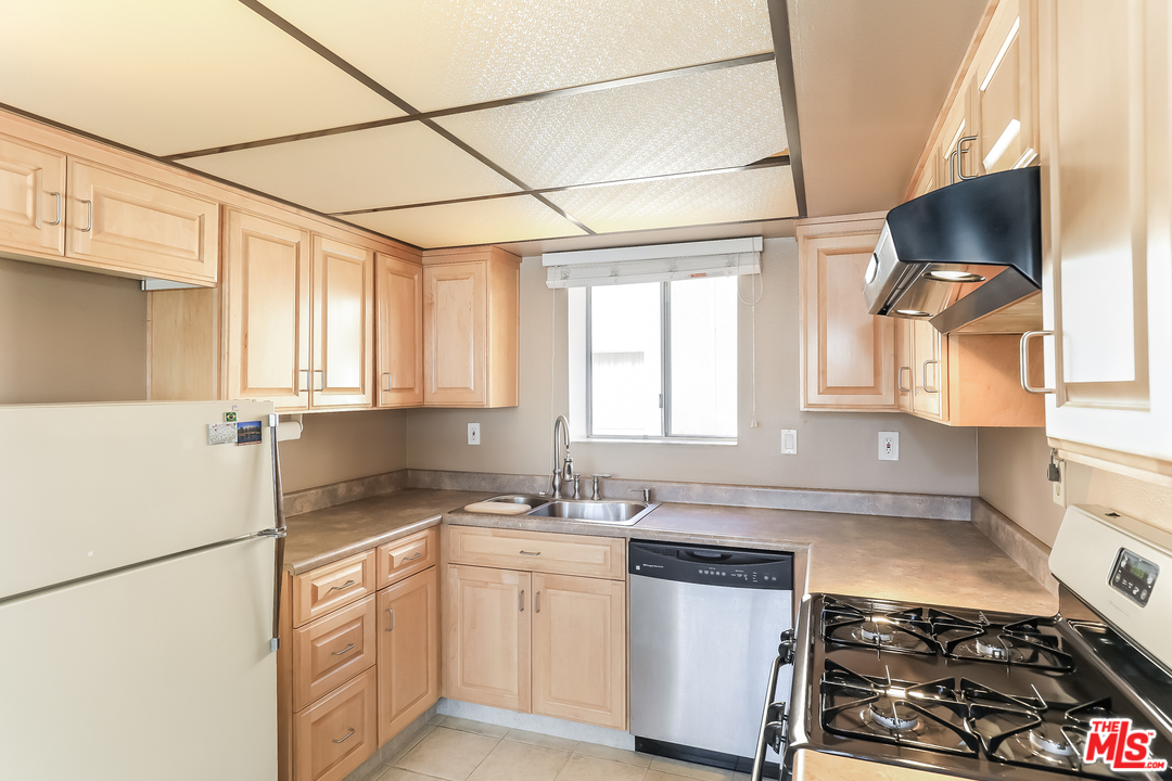 1701 Scott Road, Unit 111 Burbank, CA 91504 - Photo 10 of 24