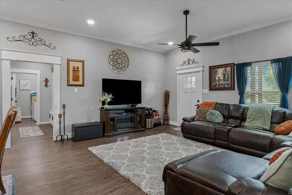 $299,500 | 393 East Pennsylvania Avenue, Van, TX 75790