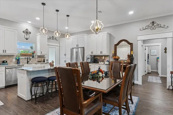 $299,500 | 393 East Pennsylvania Avenue, Van, TX 75790