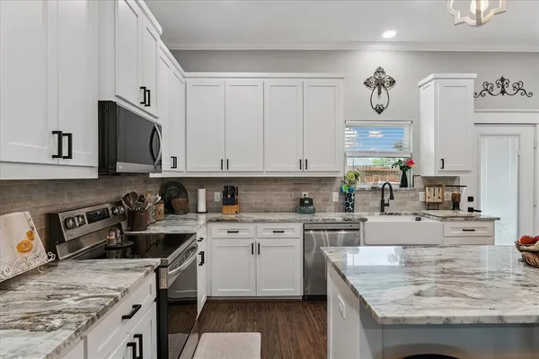 $299,500 | 393 East Pennsylvania Avenue, Van, TX 75790