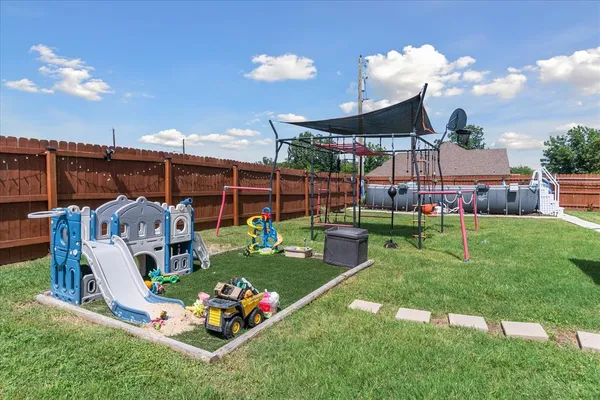 $299,500 | 393 East Pennsylvania Avenue, Van, TX 75790