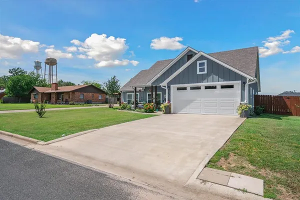 $299,500 | 393 East Pennsylvania Avenue, Van, TX 75790