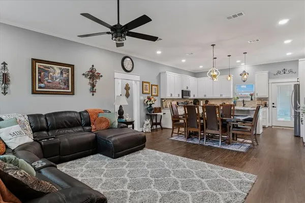 $299,500 | 393 East Pennsylvania Avenue, Van, TX 75790