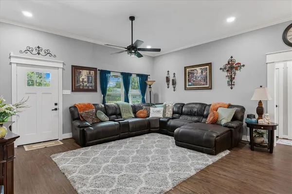 $299,500 | 393 East Pennsylvania Avenue, Van, TX 75790